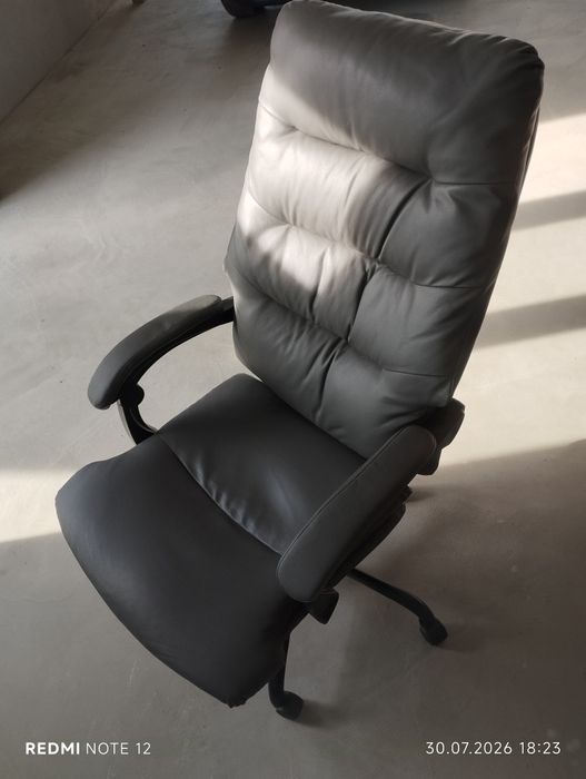 Vendo cadeira de escritório / direção Conforama MILO (Ref. 113594).