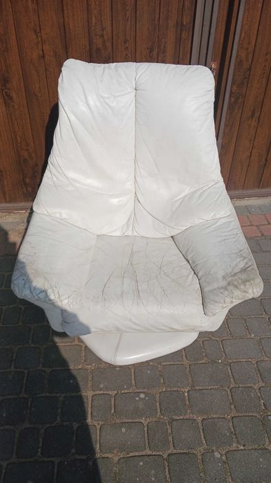 fotel obrotowy biały skórzany do renowacji