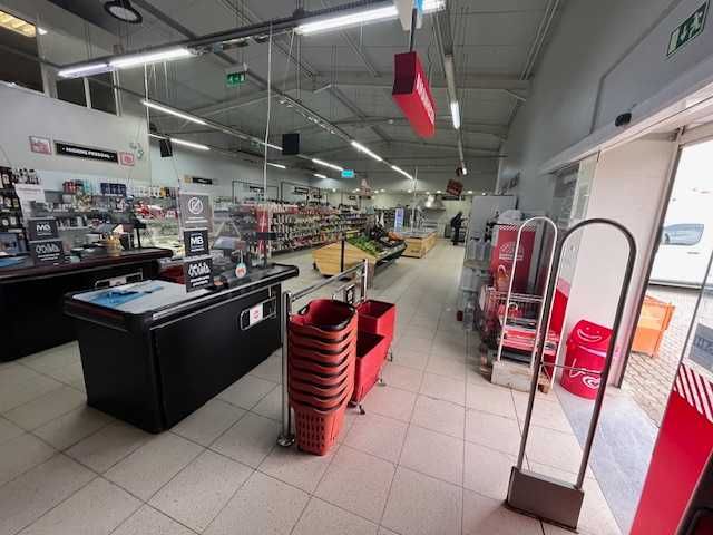 Trespasse supermercado 650m2 com parqueamento