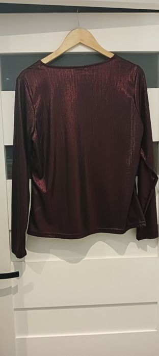 Błyszcząca bluzka z dekoltem na imprezę