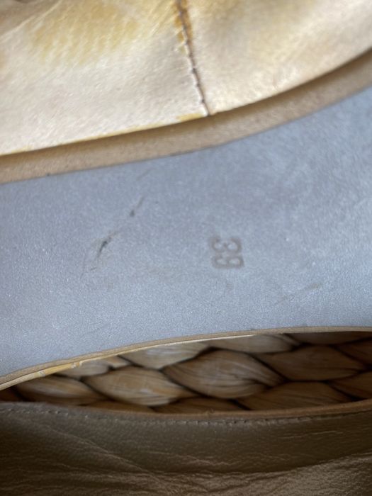 Sapatos de salto elegantes