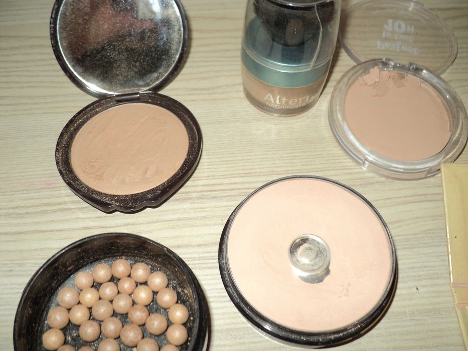 Pudry, cienie do oczu, róże i inne kosmetyki 9 sztuk