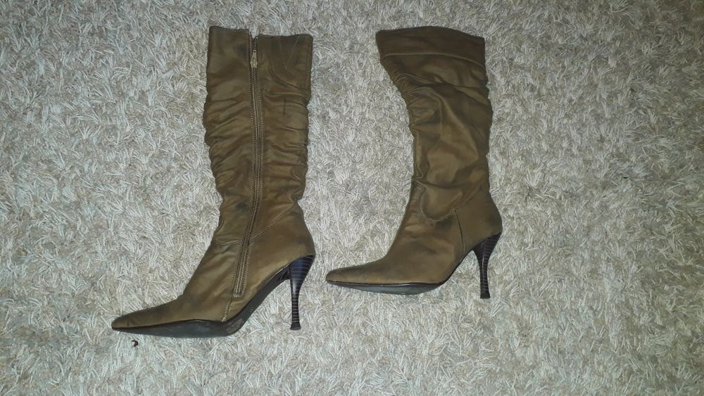 Botas cano alto, cor camel, tamanho 37