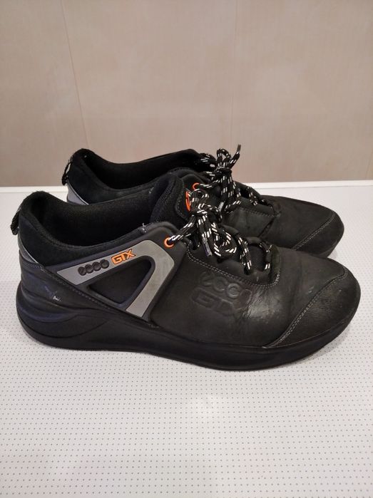 Чорні кросівки з технологією Gore Tex(GTX)