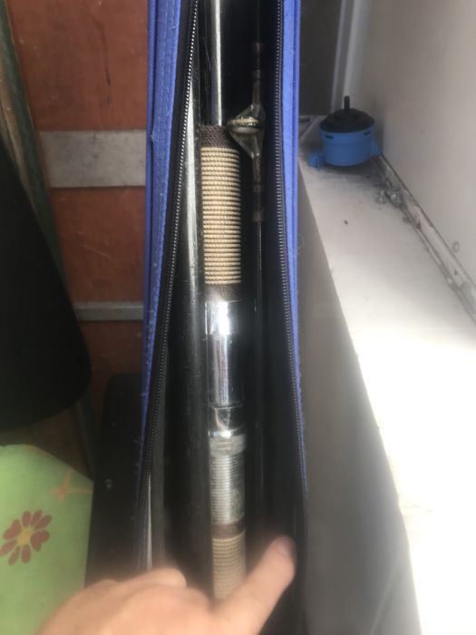Duas canas de pesca ums com estojo eoutra nao