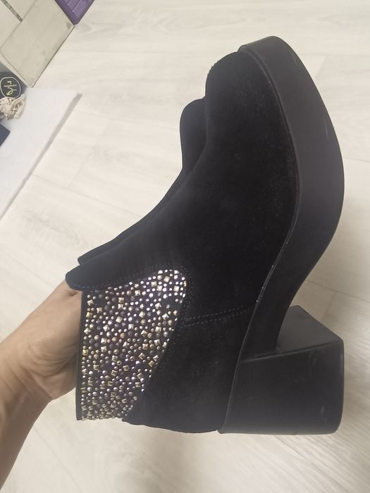 Чорні ботильйони натуральний замш, жіноче взуття, утеплені з камінцями