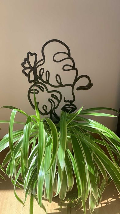 Dekoracyjna podpórka do roślin kobieta z monsterą