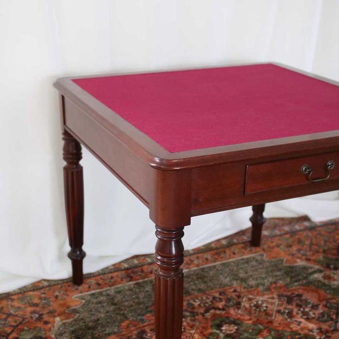 Mesa de jogo vintage em madeira maciça com gaveta