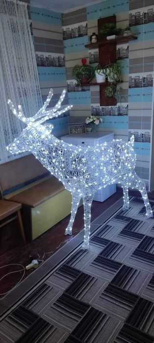 Вуличний новорічний олень