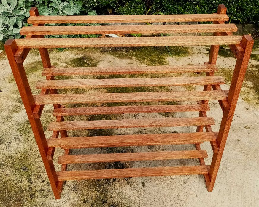 Sapateira em madeira