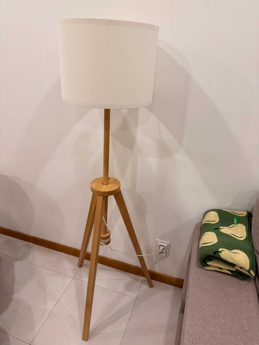 Sofá , mesa, candeeiro e móvel de TV