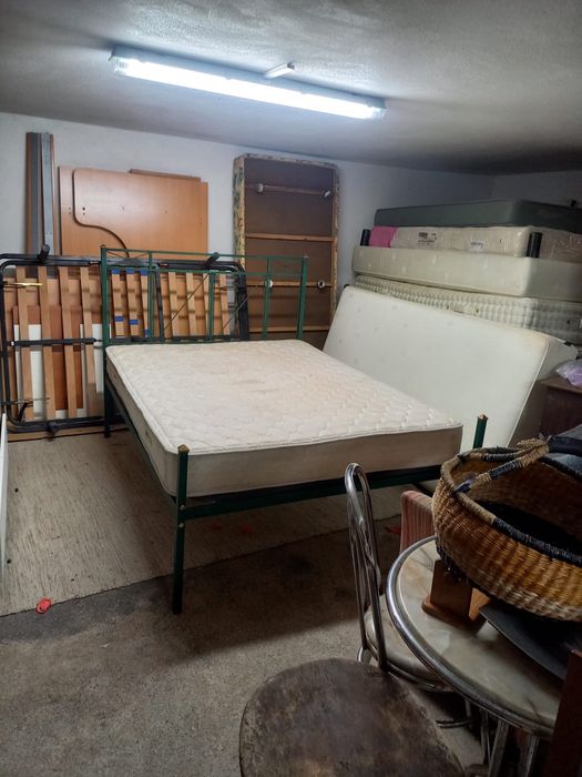 Cama de casal em ferro verde