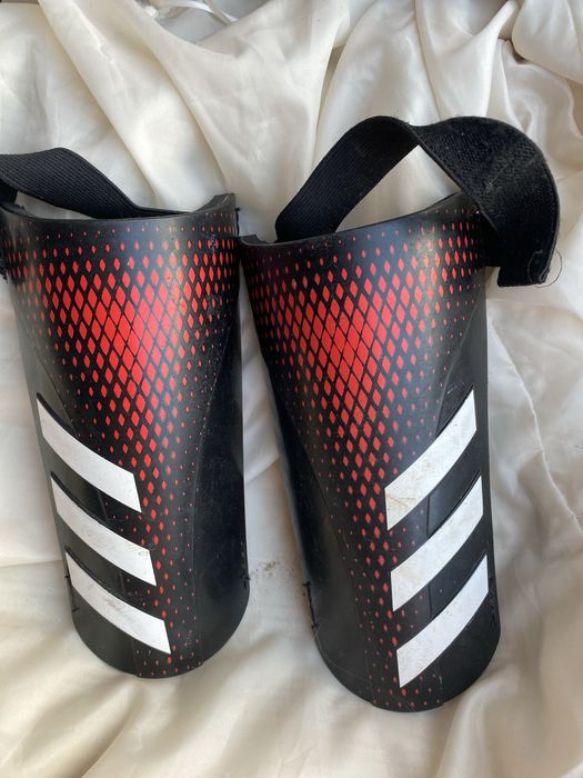 Ochraniacze pilkarskie adidas predator