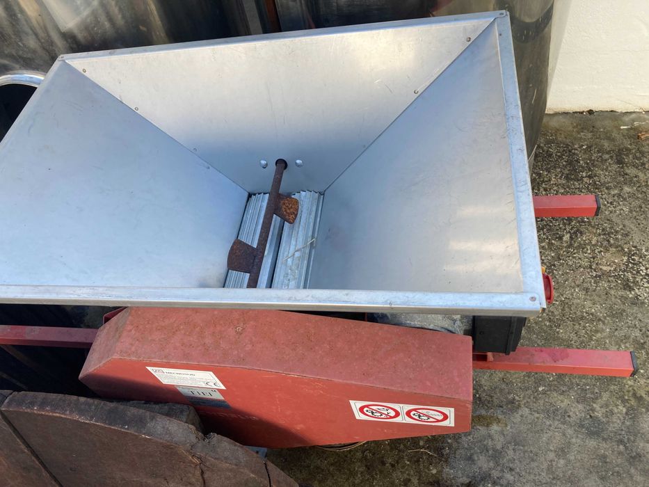 Conjunto de depositos para armazenar vinho, com prensa, esmagador