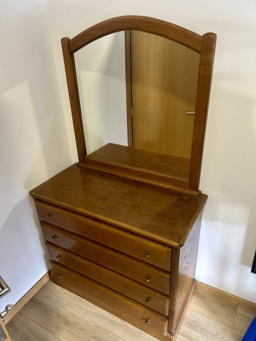 Cómoda vintage com espelho