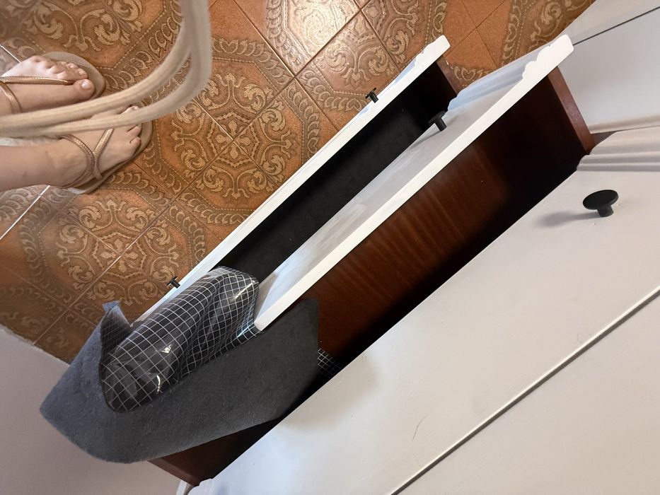 Vendo vitrine com 4 gavetas
