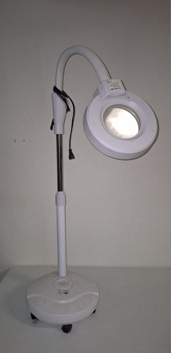 Lupa con luz para estetica