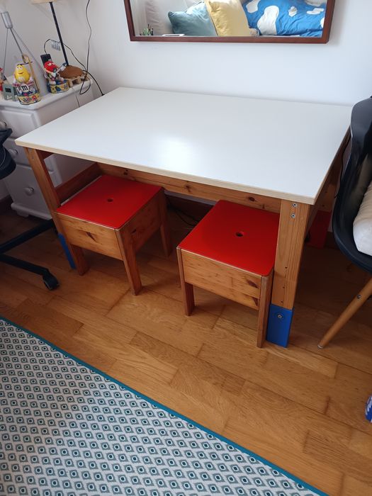 Mesa/secretária de quarto de criança e 2 bancos