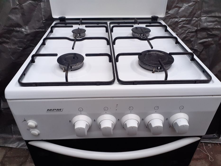 Sprzedam białą kuchenkę gazową MPM.