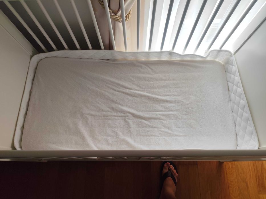 Berço HENSVIK IKEA com colchão
