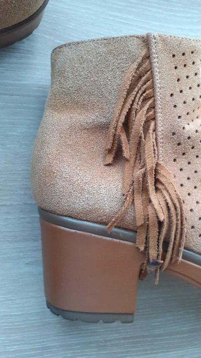 Botins castanhos com tacão 37