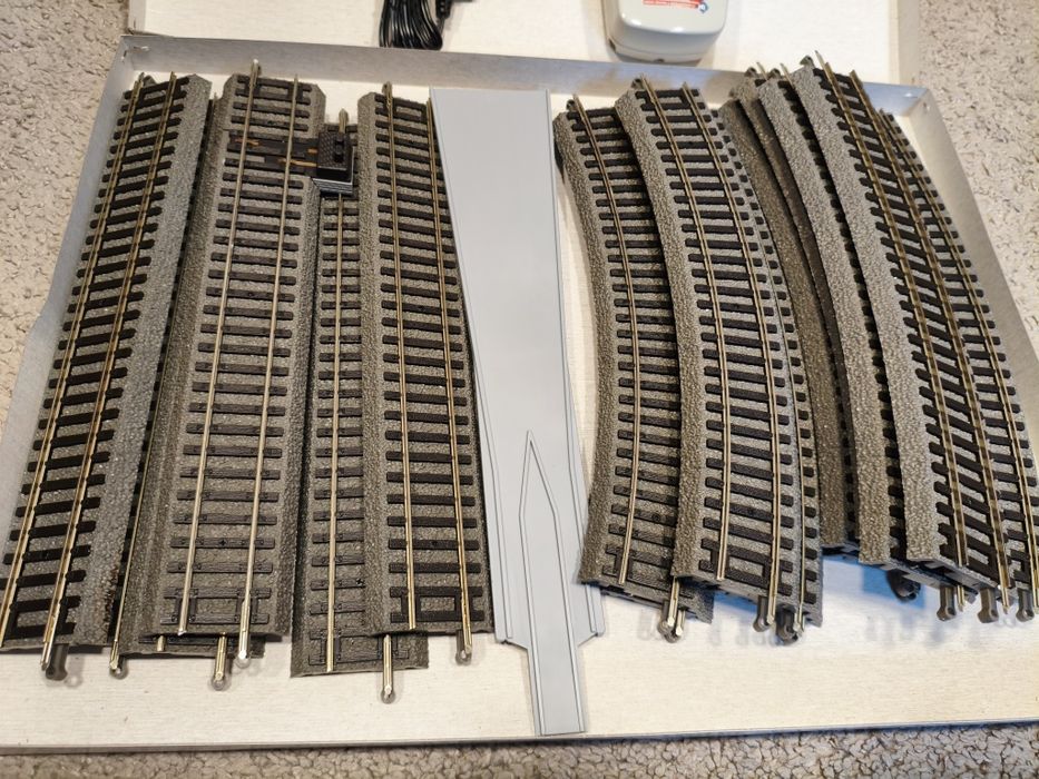 Zestaw nowych torów Piko A-Gleis na nasypie.