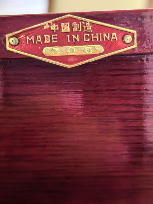 Caixa porta-jóias, chinesa, em madeira, com embutido de Jade