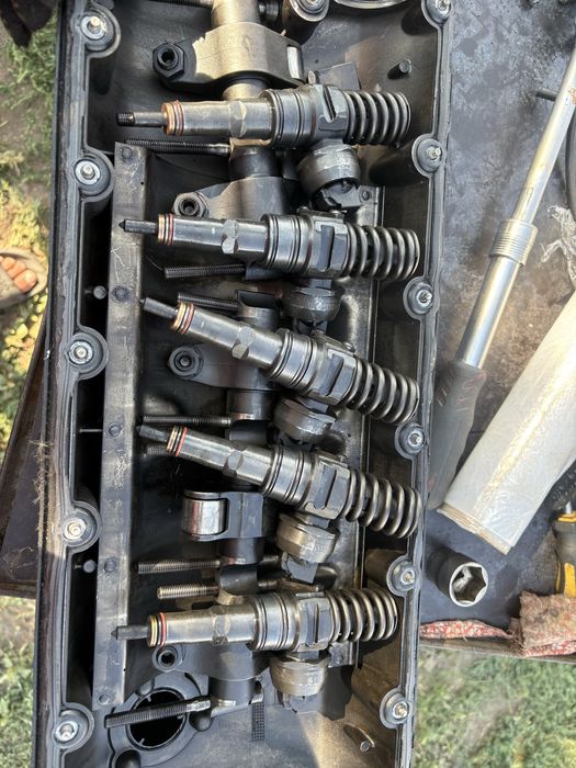 Продам насос форсунки AXD 2.5 T5 07z130073f