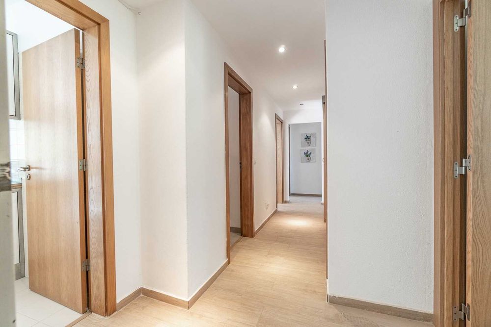 Quarto em apartamento de estudantes Nova SBE - ENTRADA IMEDIATA