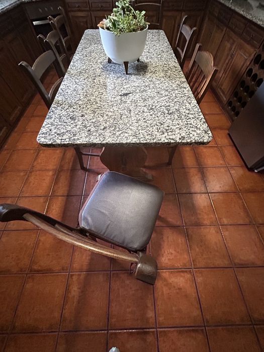 Mesa em marmore com 6 cadeiras