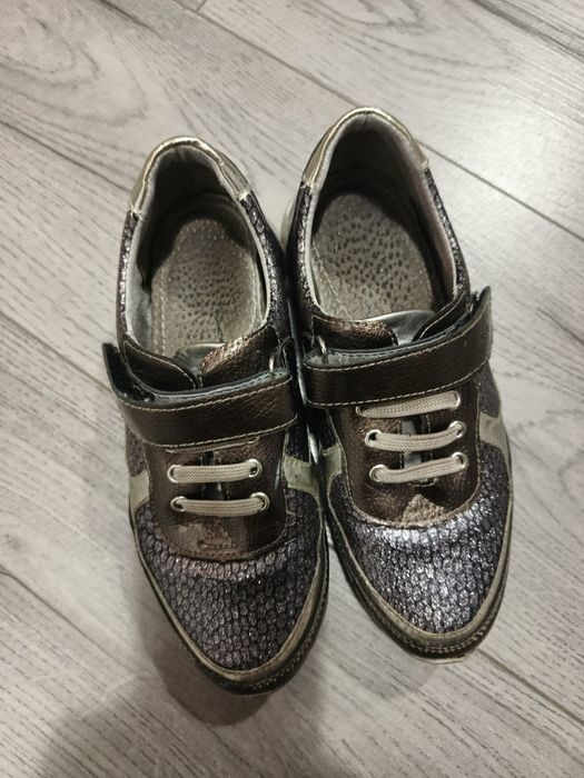 Віддам безкоштовно дитяче взуття