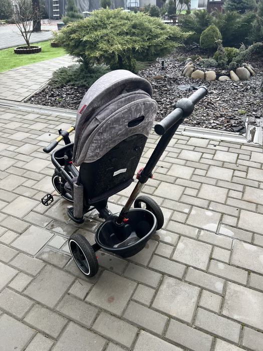 Коляска, велосипед чорного кольору