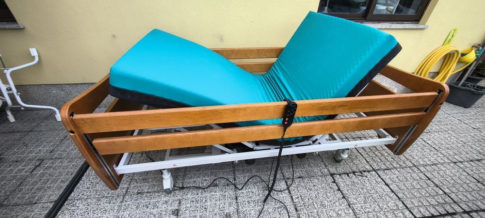 Cama articulada elétrica e elevatória hospitalar