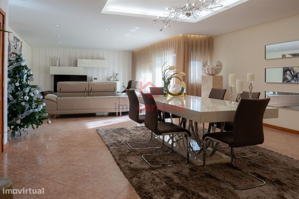 Apartamento T4 transformado em T3 no centro de Vila das Aves, Santo Ti