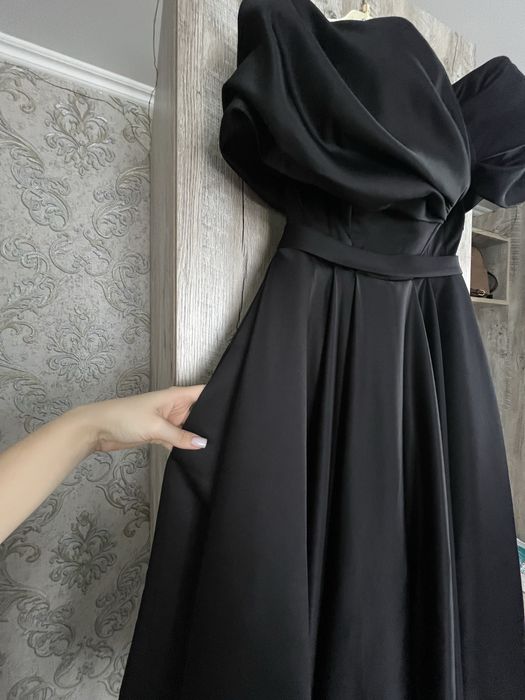 Продаю випускне плаття (чорне атласне)