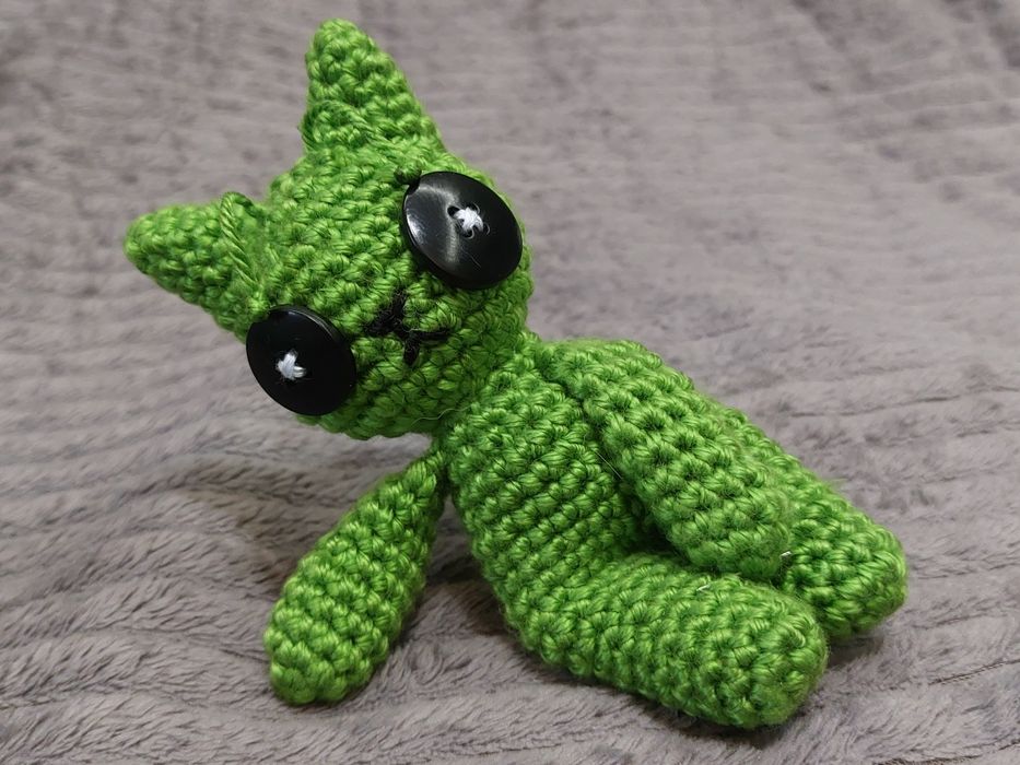 Mały pluszak kotek kosmita na szydełku