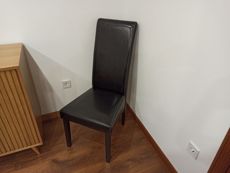 Mesa sala madeira 2,60m + cadeiras pele