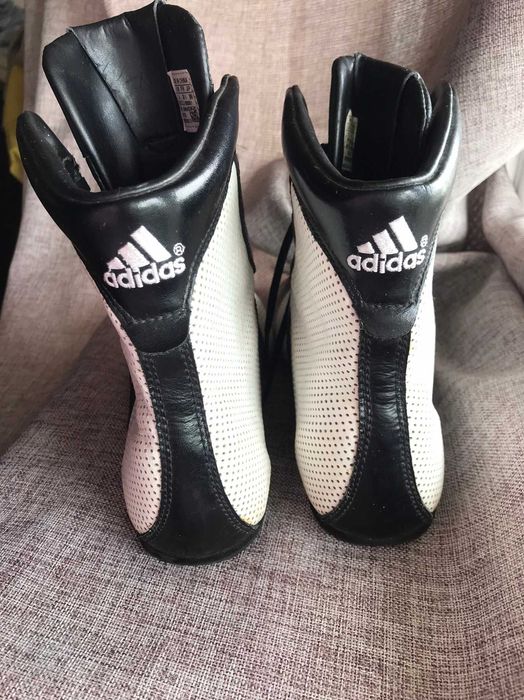 Винтажные кроссовки Adidas 2000-х годов в стиле боксёрской обуви.