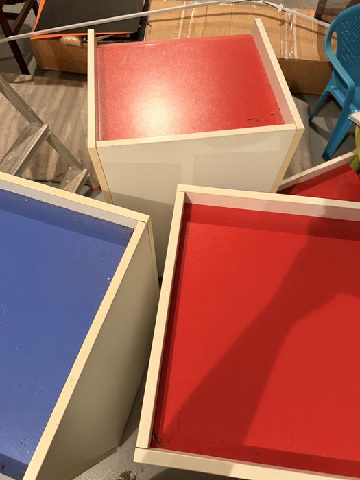 Armario com quatro gavetas quarto vermelho e azul e branco