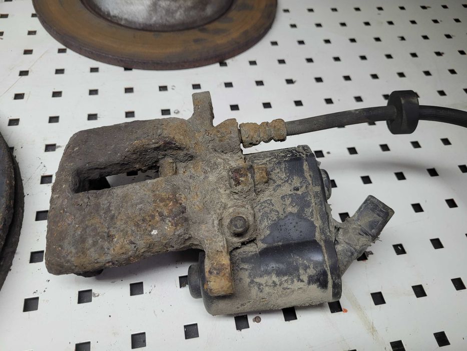 SWAP Hamulców Audi A6 C6 Przód 320mm + Tyl 300 mm Zaciski Tarcze Osłony Jarzmo Klocki