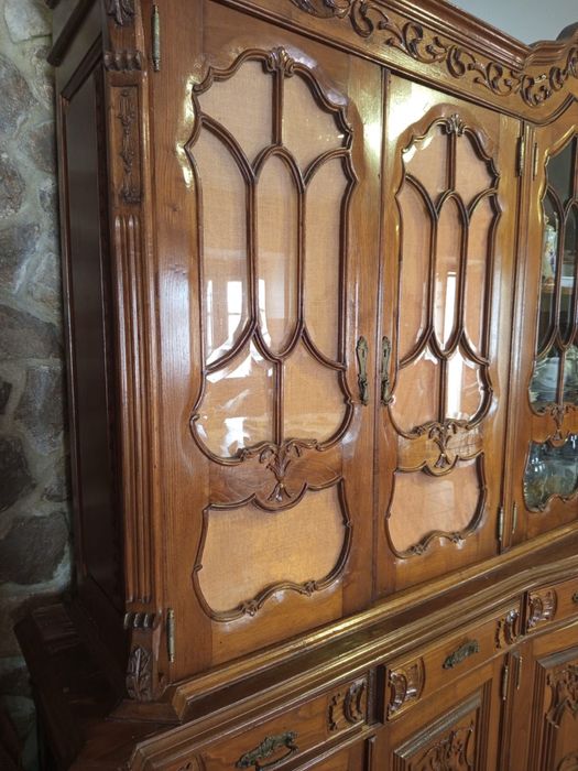 Armário Rústico Antigo em Madeira Maciça – Entalhes Artesanais