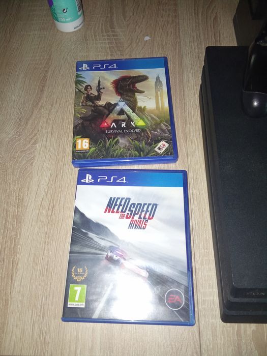 PS4 Pro 1TB (como jogos e estante de colocar jogos)