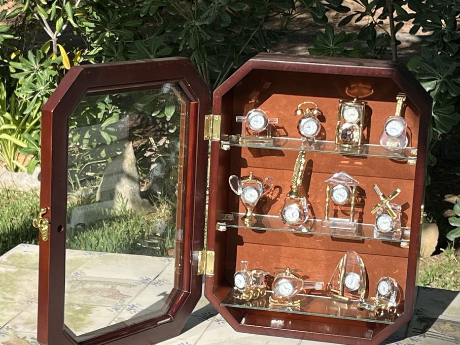 Vitrine decorativa com coleção de 12 mini relógios