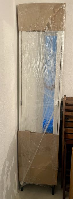 Armario alto com porta e espelho branco
