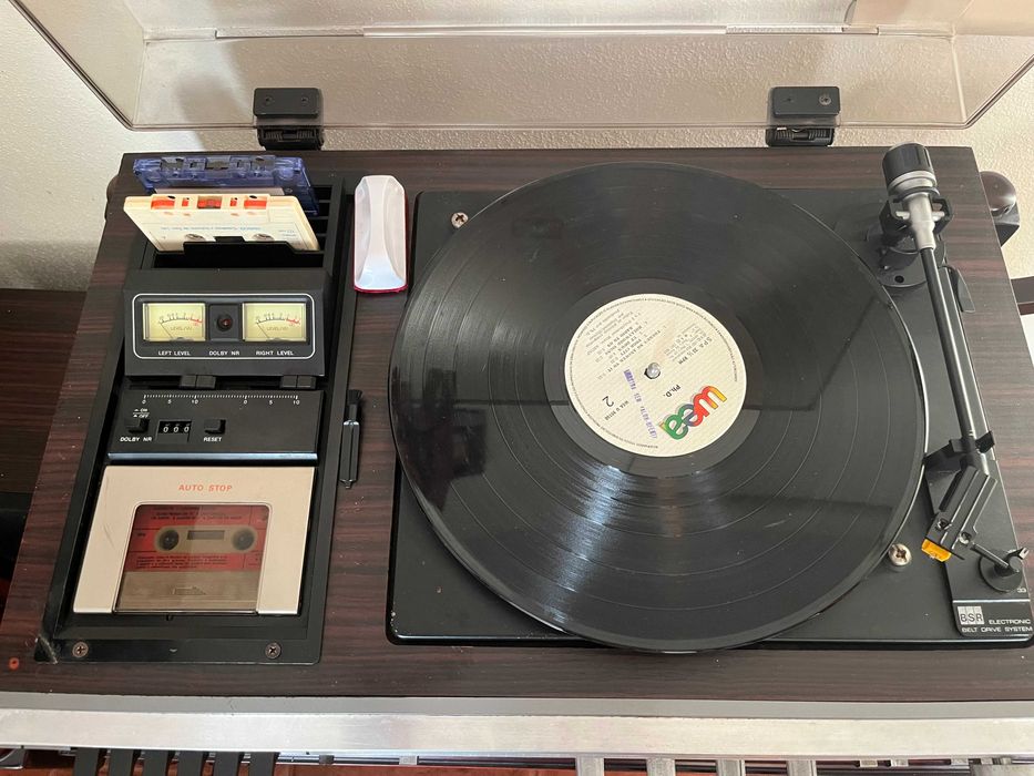 Aparelhagem gira discos/ radio/ cassetes e duas colunas