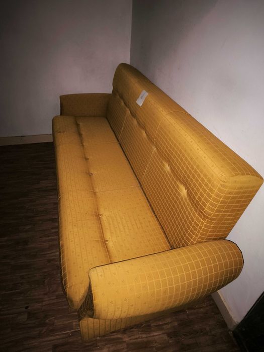 Sofá 3 lugares com caixa de arrumação.