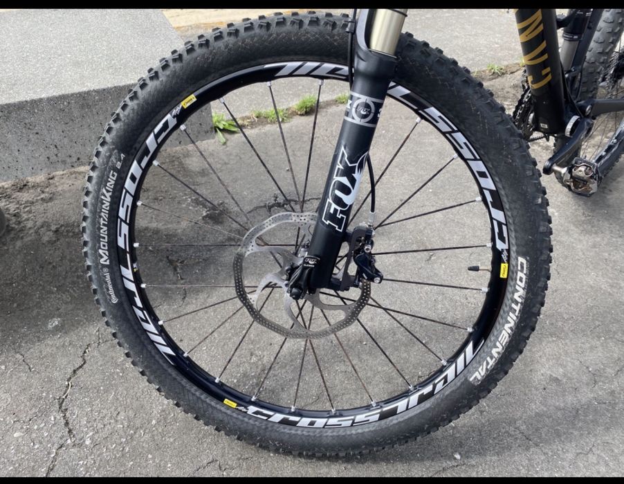 CANYON NERVE AL –Bicicleta de Montanha (BTT) com suspensão total equipada com suspensão FOX TALAS e transmissão Shimano XT.