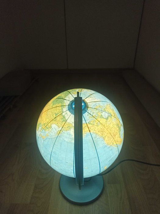 Globus stojący podświetlany