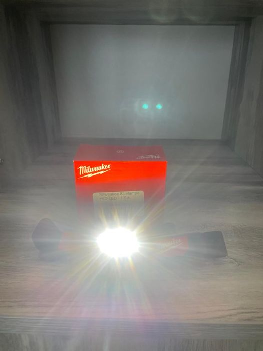 Налобний ліхтарик milwaukee