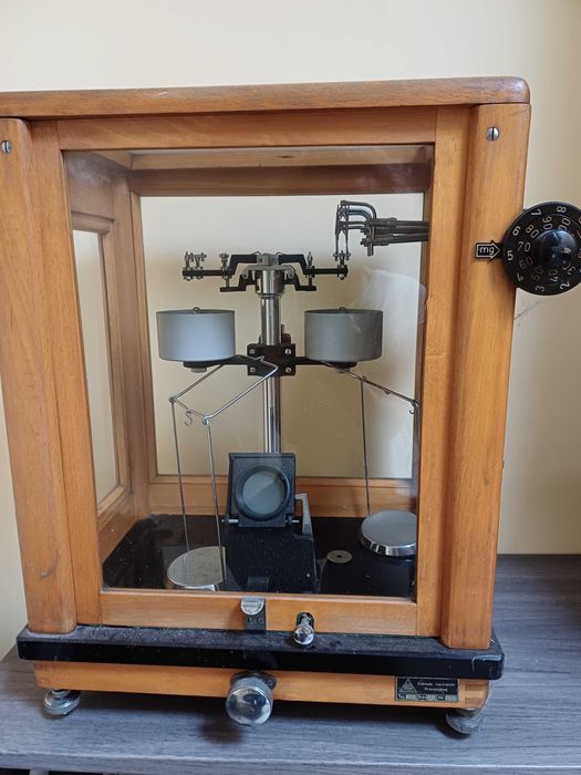 waga apteczna Zakład Mechaniki Precyzyjnej Gdańsk z 1957 roku